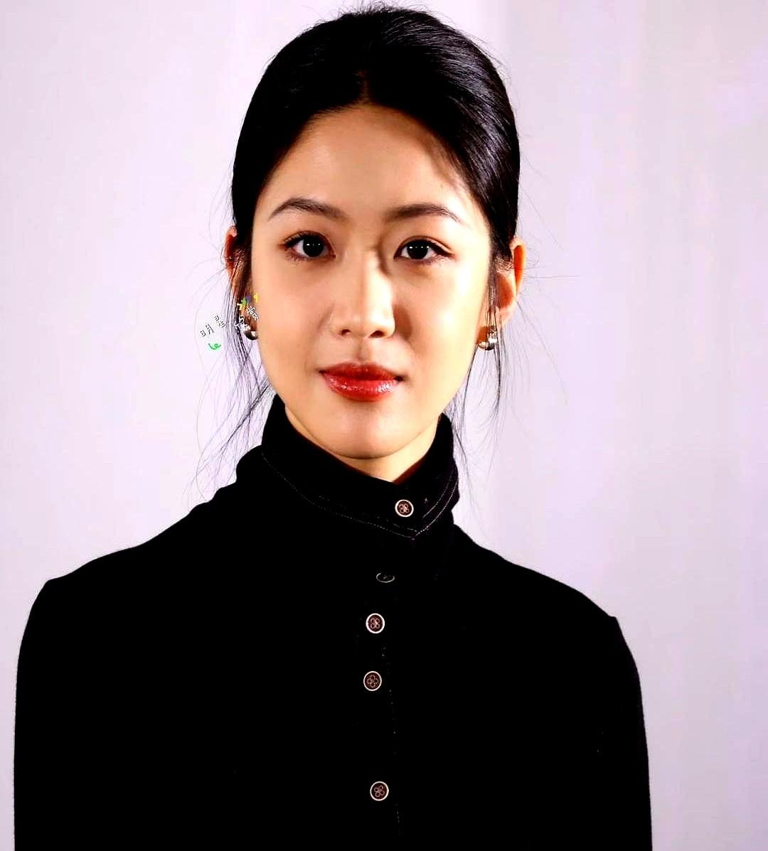 最近看了《大生意人》，对白依梅这个角色印象挺深，就顺手查了下演员。不查不知道，原