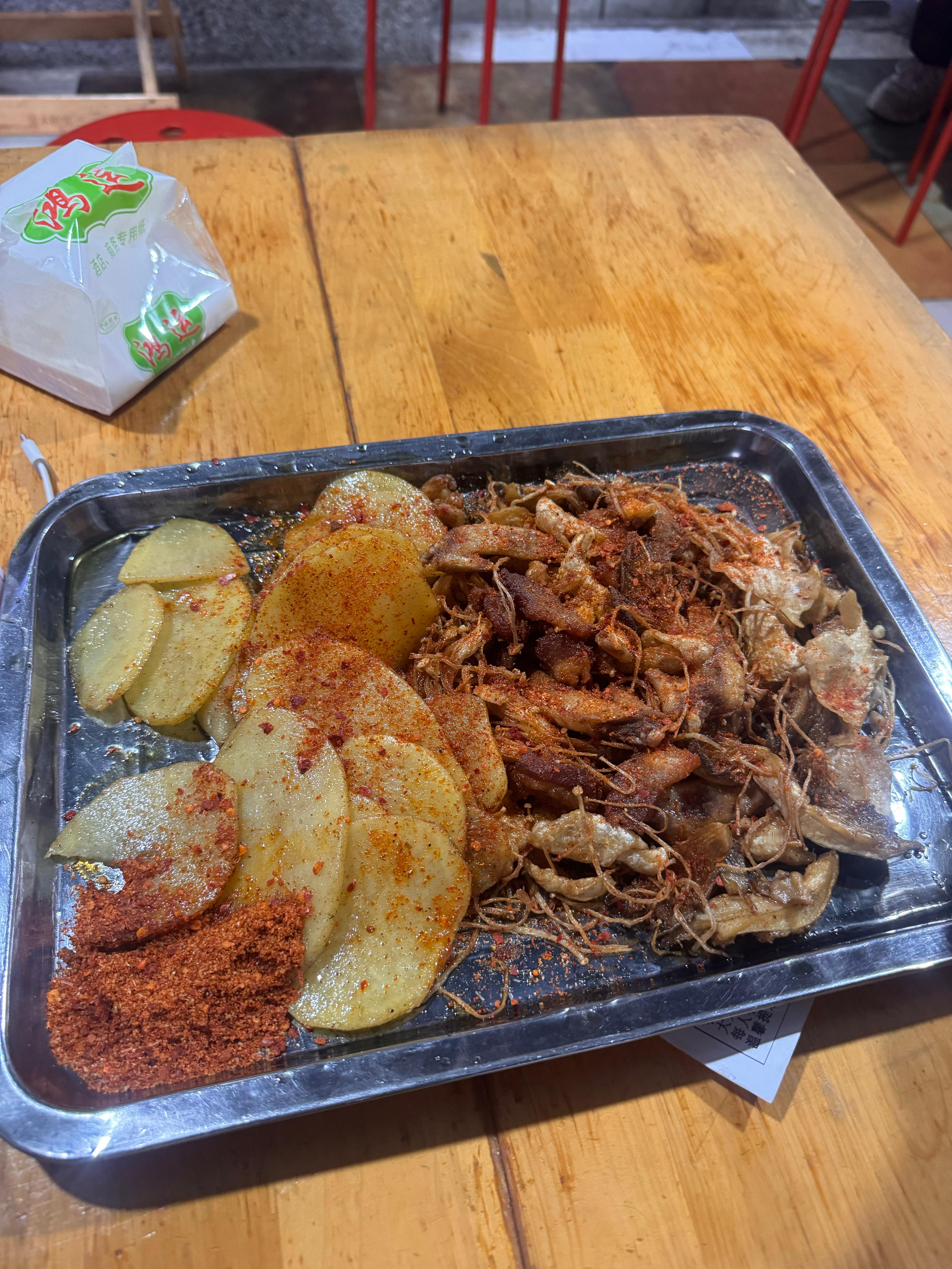 出去上厕所回来的时候发现的一家店！我看到好多人坐在那里吃！我就也想试试看，结果我