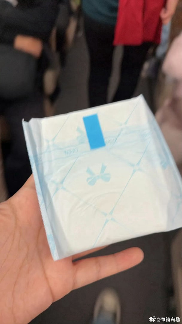 高铁售卖卫生巾月经弄脏卧铺当事人详述事件经过