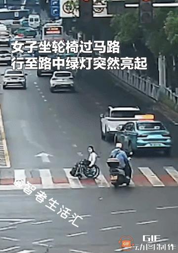 “这个交警火到央视新闻了”！女子受伤无法行走，坐着轮椅过马路，行至路中央时，绿灯