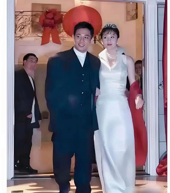 这是当年李连杰和利智结婚时的一张照片​​​