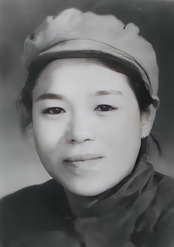1945年日本战败以后，驻中国东北关东军陆军野战医院院长挥着军刀，用刀尖顶在护士