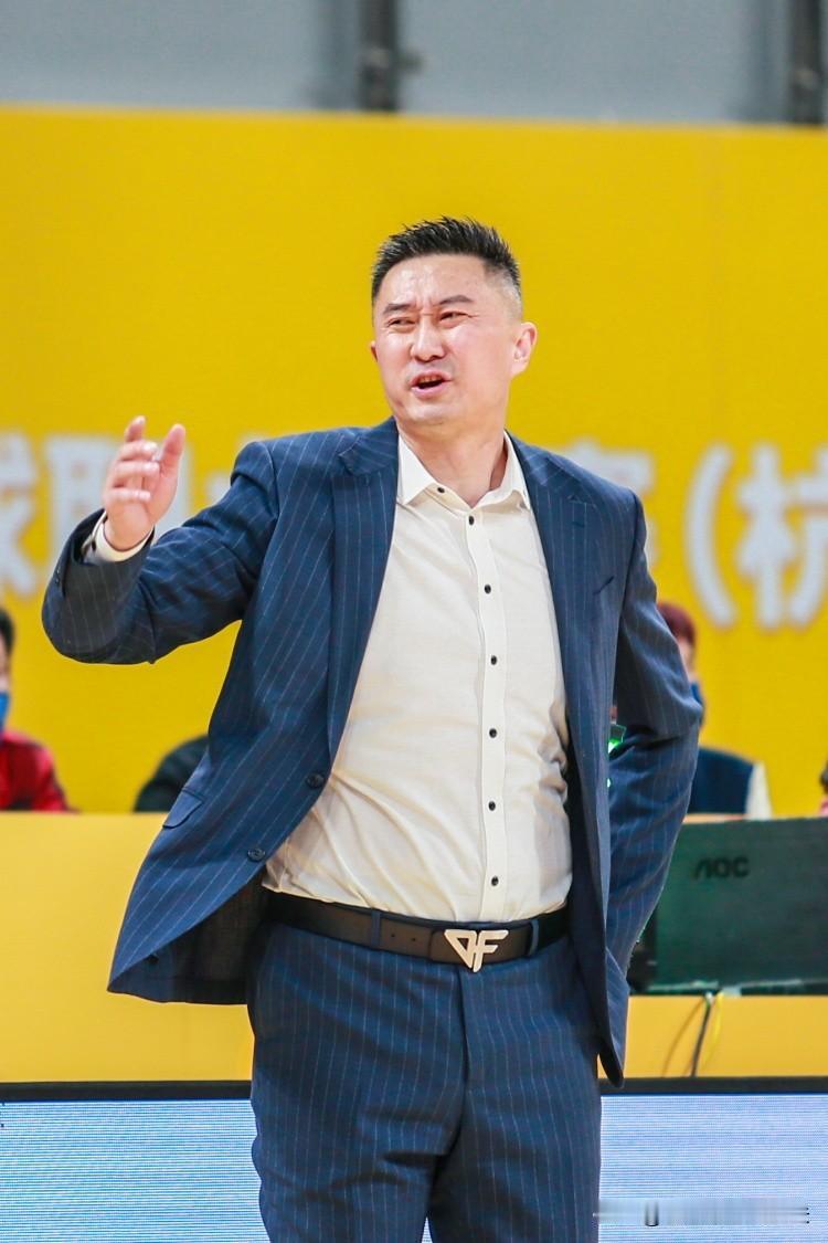杜锋后悔了吧！放走莫兰德，打浙江输球的关键是前场篮板被抢爆，广东外援奎因输球后，