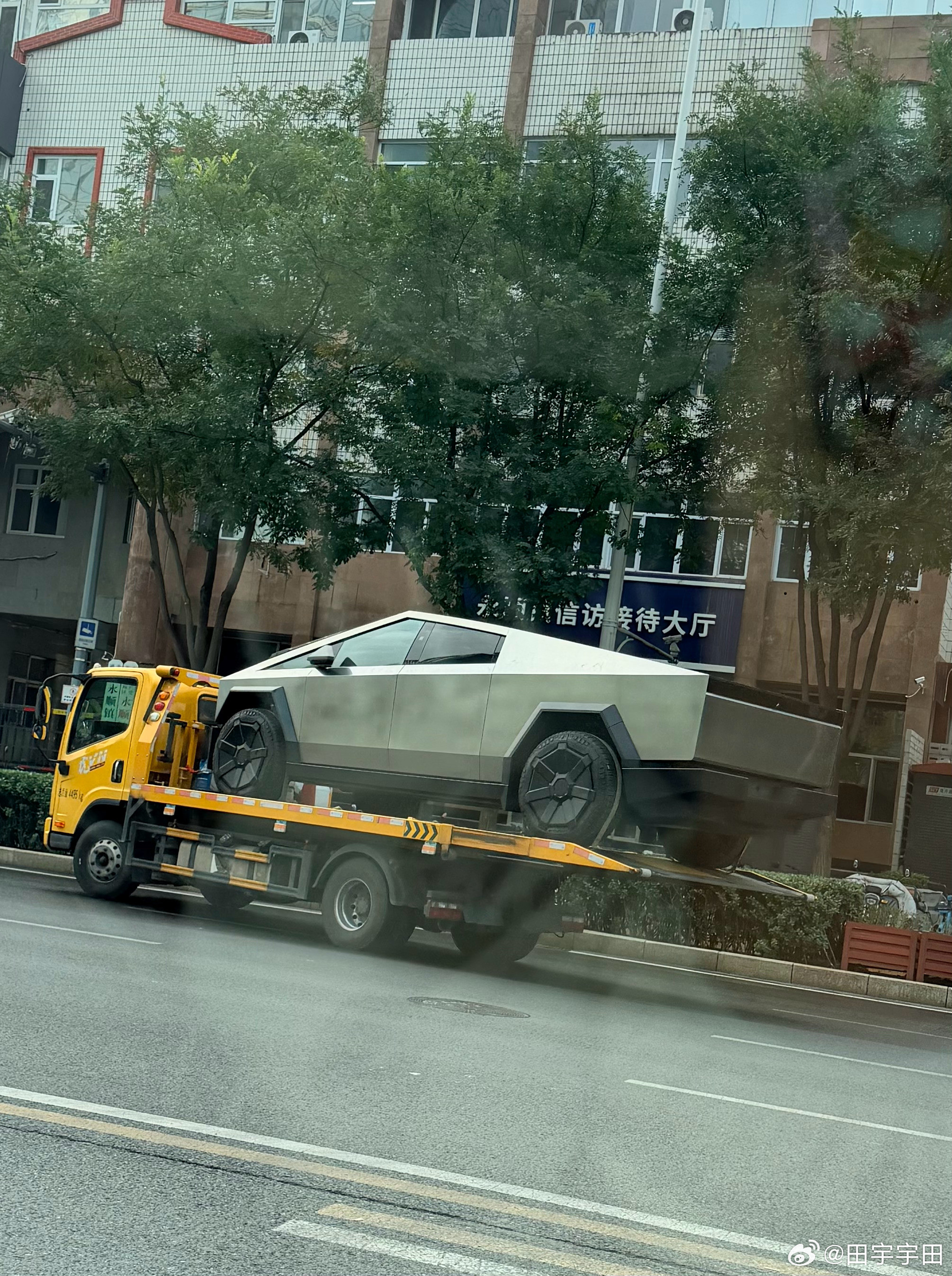 我去！其乐出门拍到问我是啥车！北京路上拍的特斯拉Cybertruck没有上牌的新