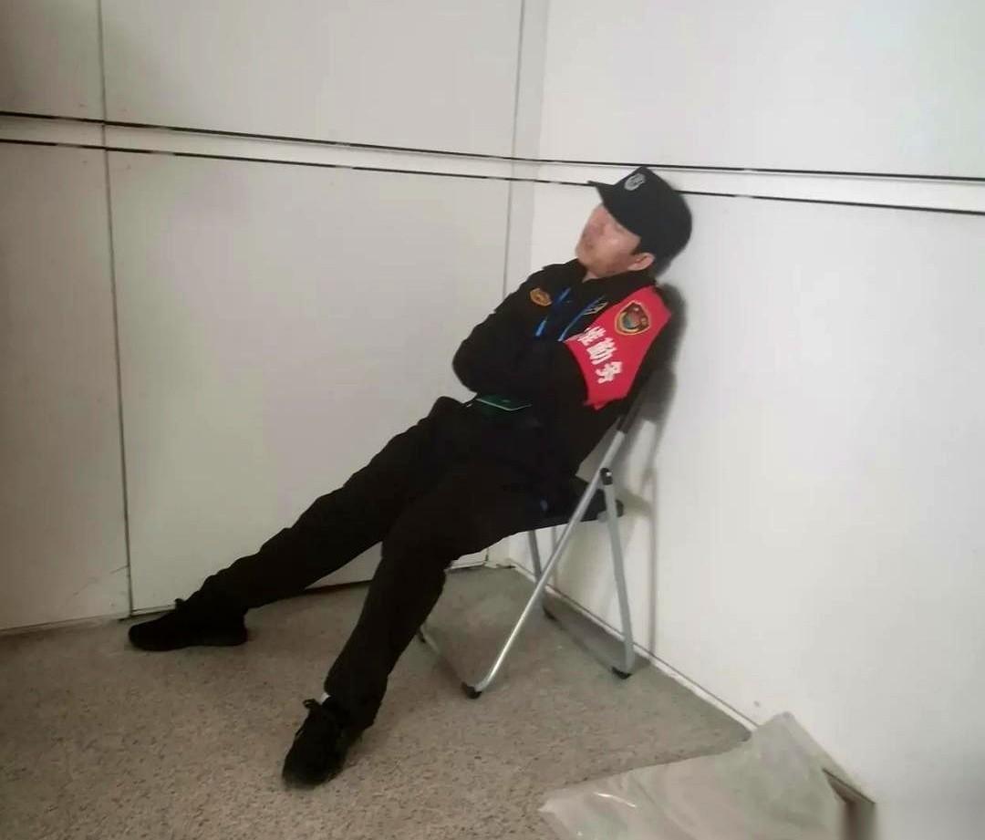 我们这儿新来的夜班保安，哥们儿直接“人间蒸发”了。就干了两天，连个招呼都没打，