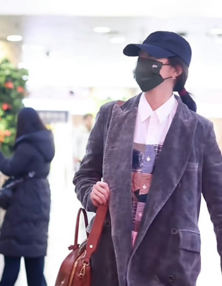 关晓彤都不好意思了不是说别人说她衣品不好而是她跟鹿晗在一起这么多年，没有学到