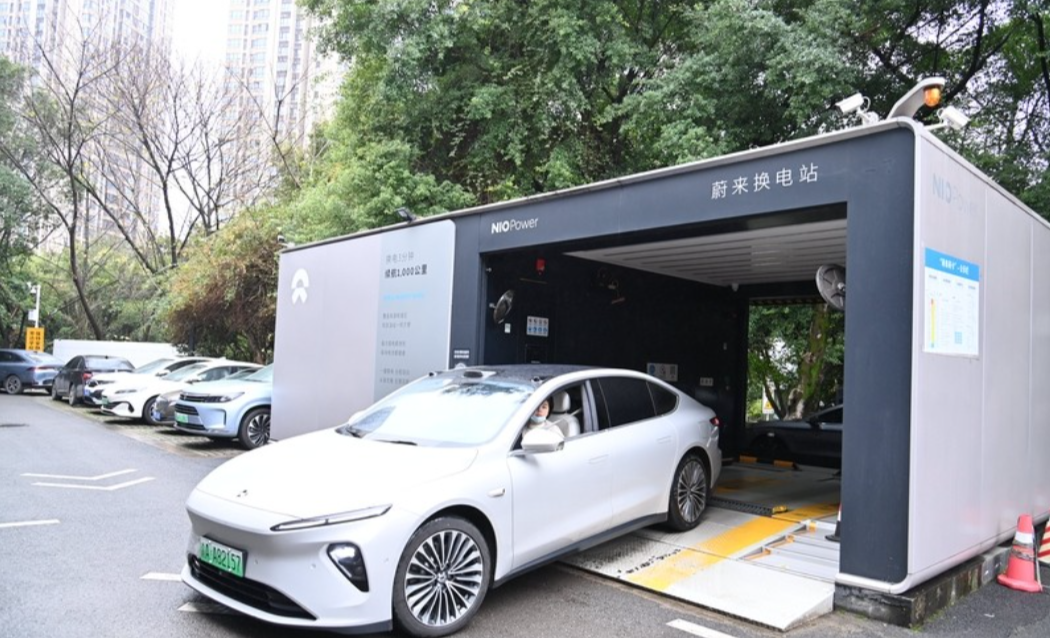 现在蔚来累计换电超过了1亿次，单日最高17.7万次，部分换电站靠削峰填谷的方式就