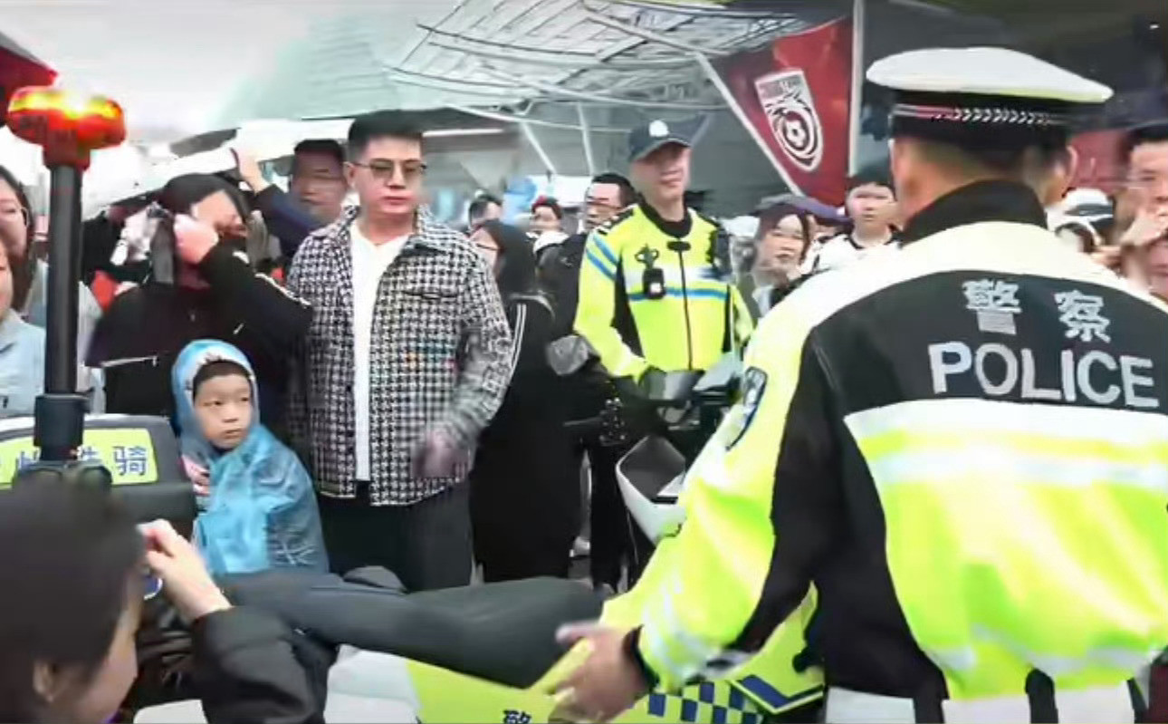 散场人多也不慌，常州铁骑快速到位疏导交通，机动性拉满，有他们在，看球更安心更放心