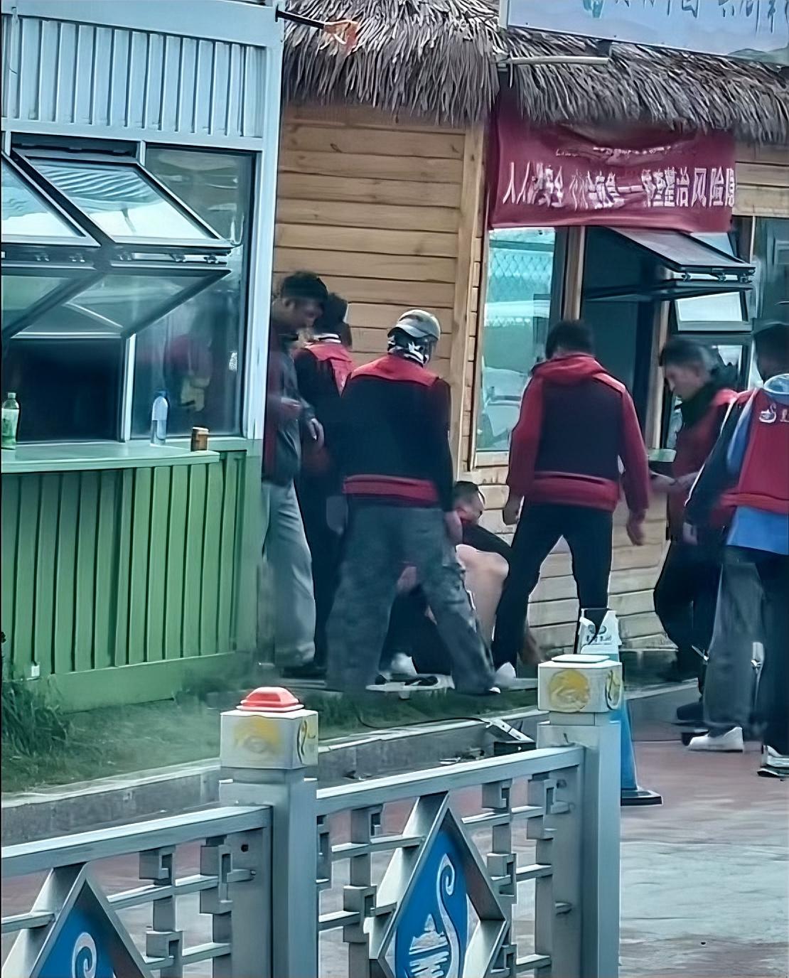 赛里木湖发生围殴事件！曾是撒贝宁口中令人向往的神仙景区，如今却因一起围殴事件“火