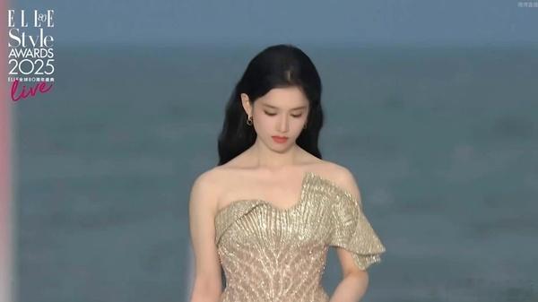 张婧仪香槟粉鱼尾裙张婧仪这样也要被说胖吗....对女明星太严格了吧[笑着哭]好美好