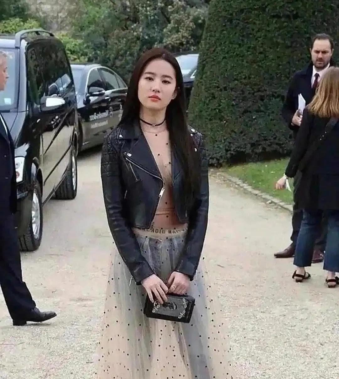 你知道央视主持人化妆间贴着一张“禁模仿清单”吗？第一条就写着：避开所有仙侠髻发