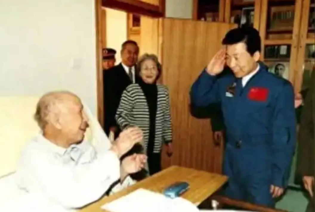 2003年，钱学森得知“神舟五号”发射成功后，第一时间想到的不是杨利伟，而是问了