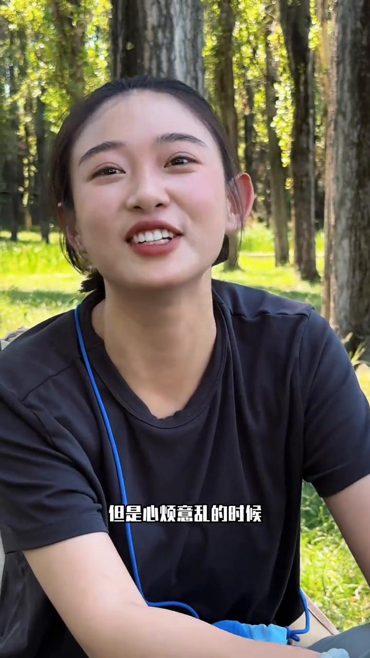 对错没有快乐重要。·一包烟能买半筐土豆，但是心烦意乱的时候吃土豆咽不下生活的苦