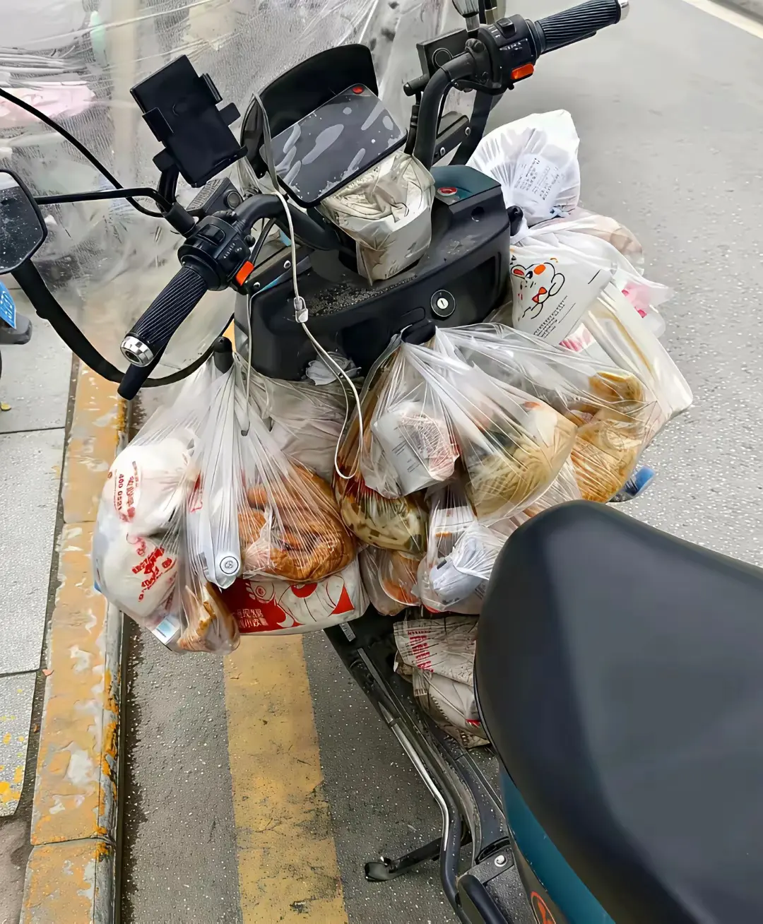 这外卖小哥牛！挂这么多单，怀疑他有没有这个能力准时送到？