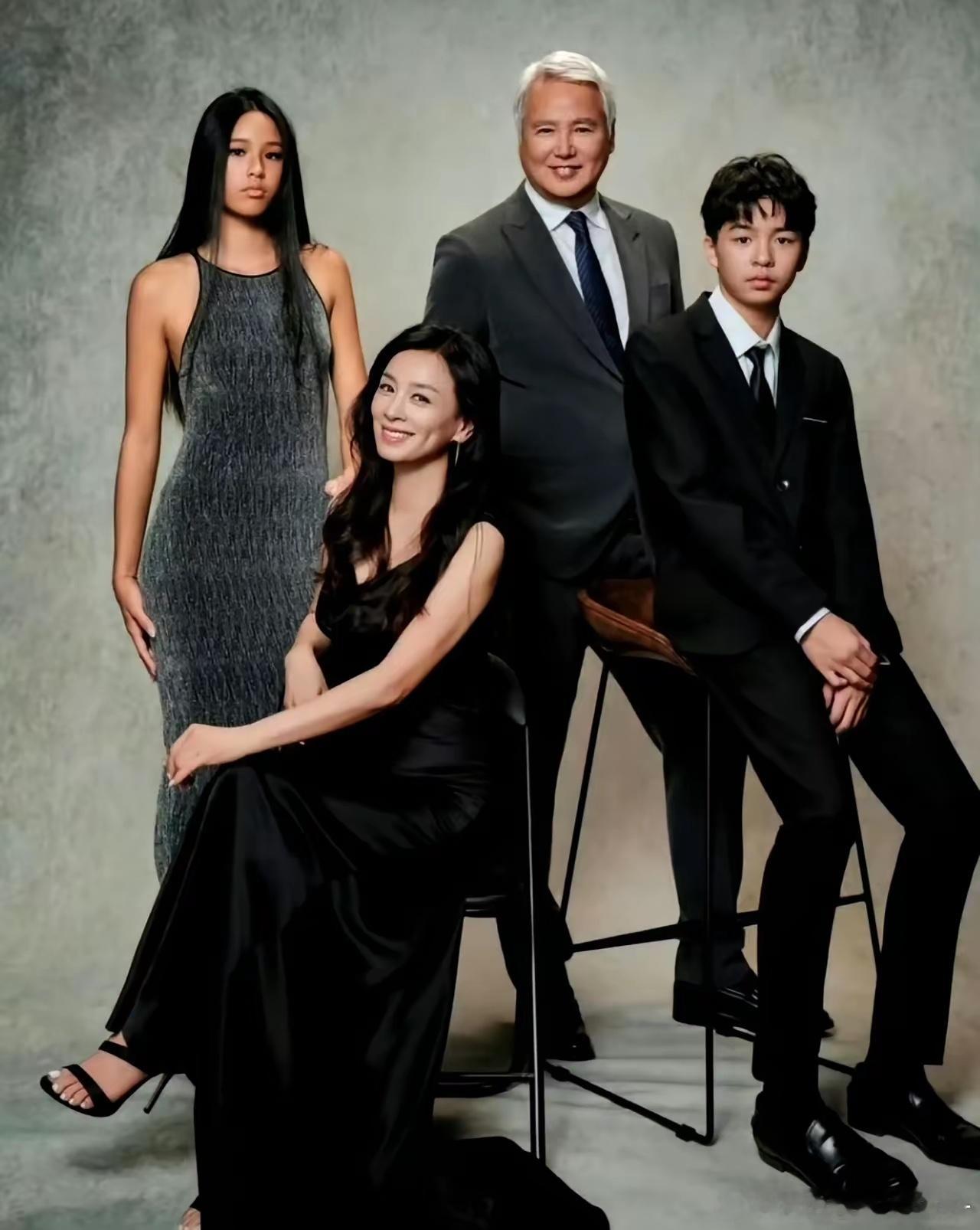 张庭的女儿其实还是很像她的，主要是皮肤像她爸爸，比较黑。如果白点就好看了！毕竟