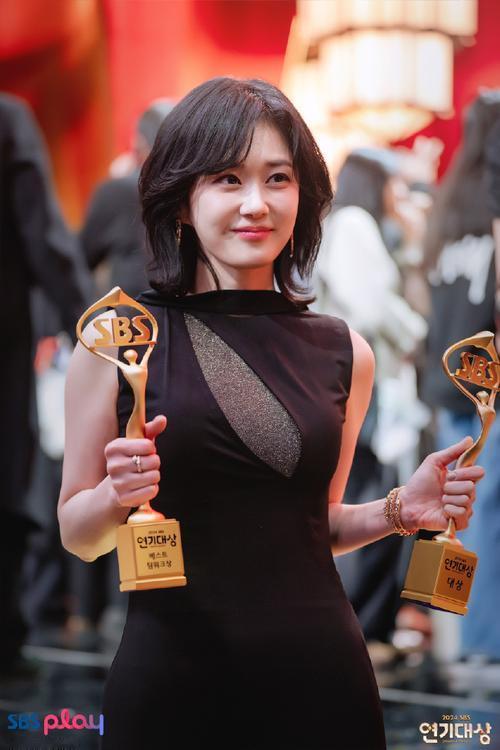 2024年SBS演技大赏现场，张娜拉凭借《好搭档》拿下最高大赏，成为韩国首位同时