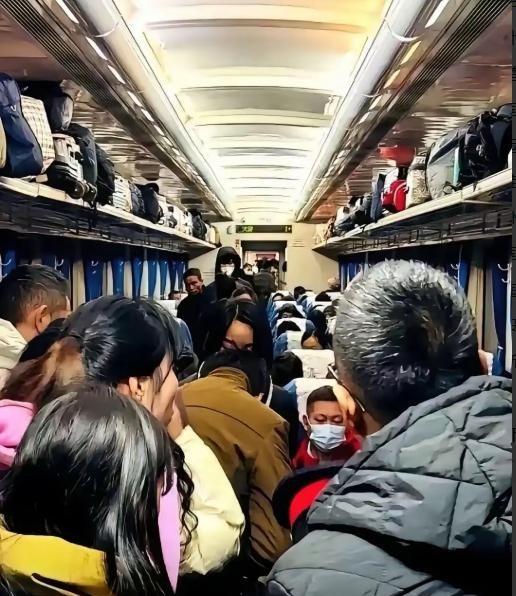 飞机懵了，高铁“傻了”。谁能想到，2026年春运会掀起一波这么反常的潮流？我估摸