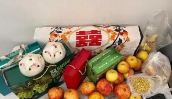 山东一老汉的孙子结婚，刚要拍全家福时，老汉却突然拉着一个非亲非故的女子，让她一起