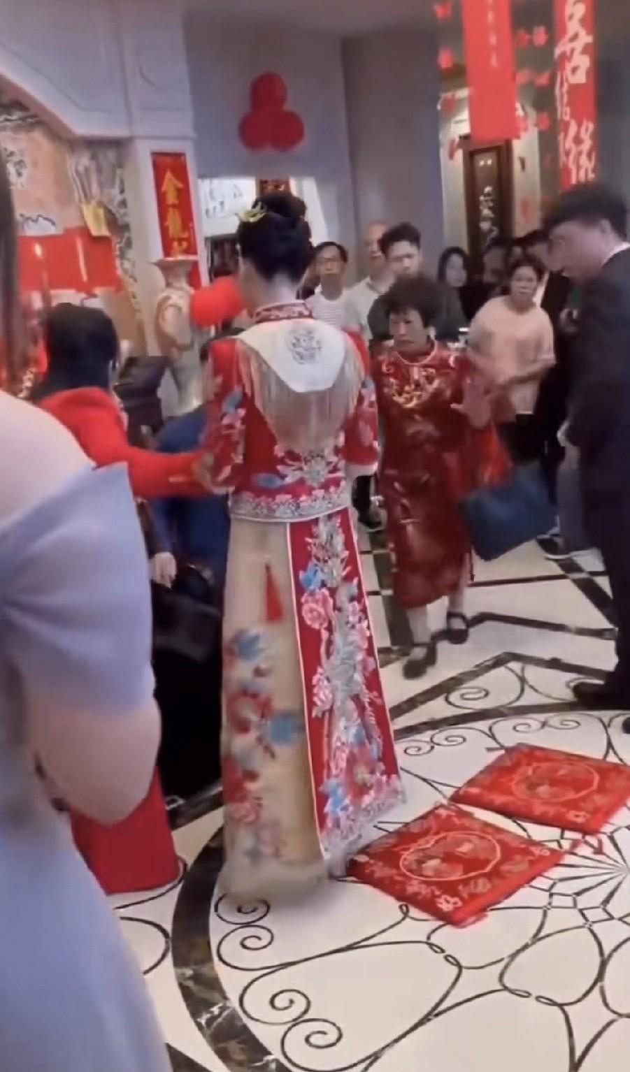 儿媳妇向婆婆敬茶，婆婆接过茶杯却未喝，径直朝儿子摔去。女子结婚时索要了33万彩礼