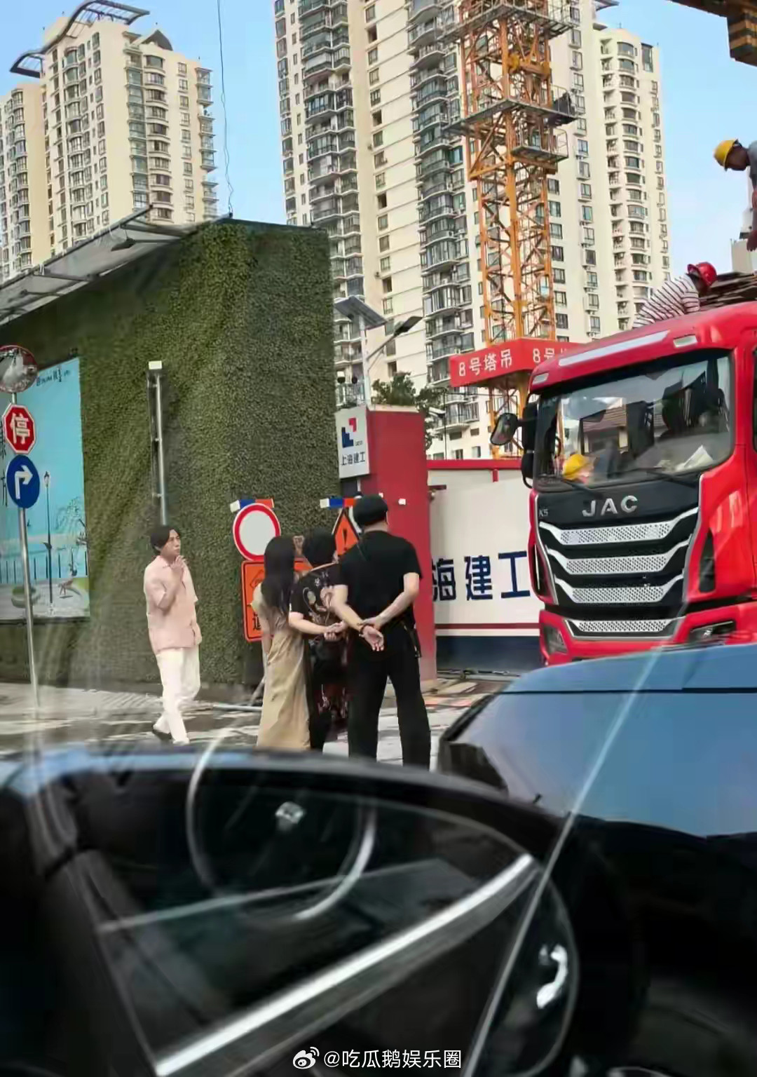 伊能静在上海黄浦区买房，和秦昊去工地查看进度，穿着拖鞋好随性！！！​​​