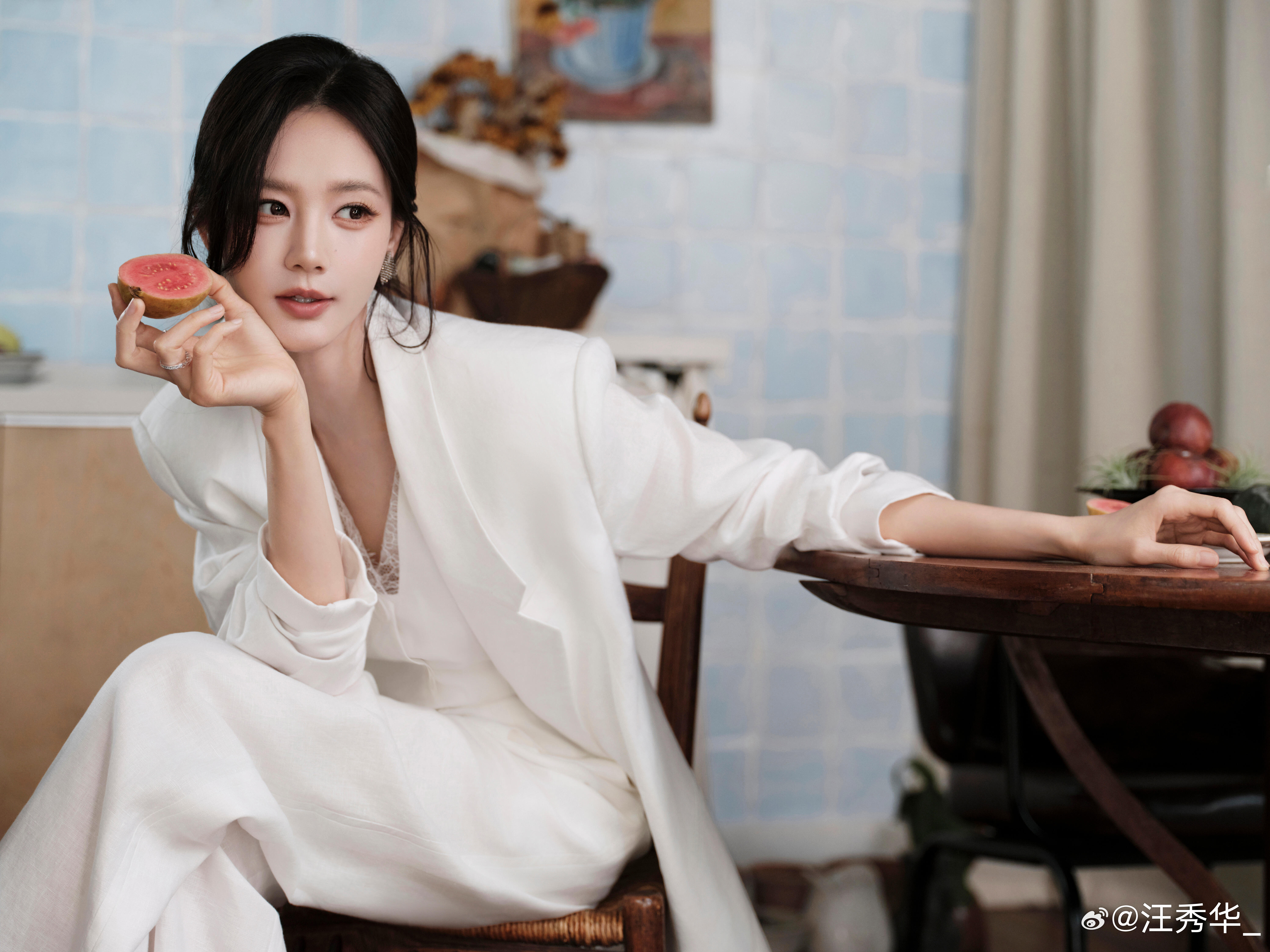 谁把李一桐挤成这样了这是被谁按在墙上了？五官都快挤成一团了，还硬撑着营业微笑，那