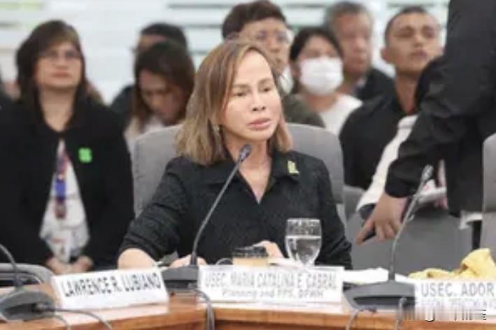 菲律宾参议员拉克森周六表示，根据已故公共工程部副部长卡塔利娜·卡布拉及其部门提供