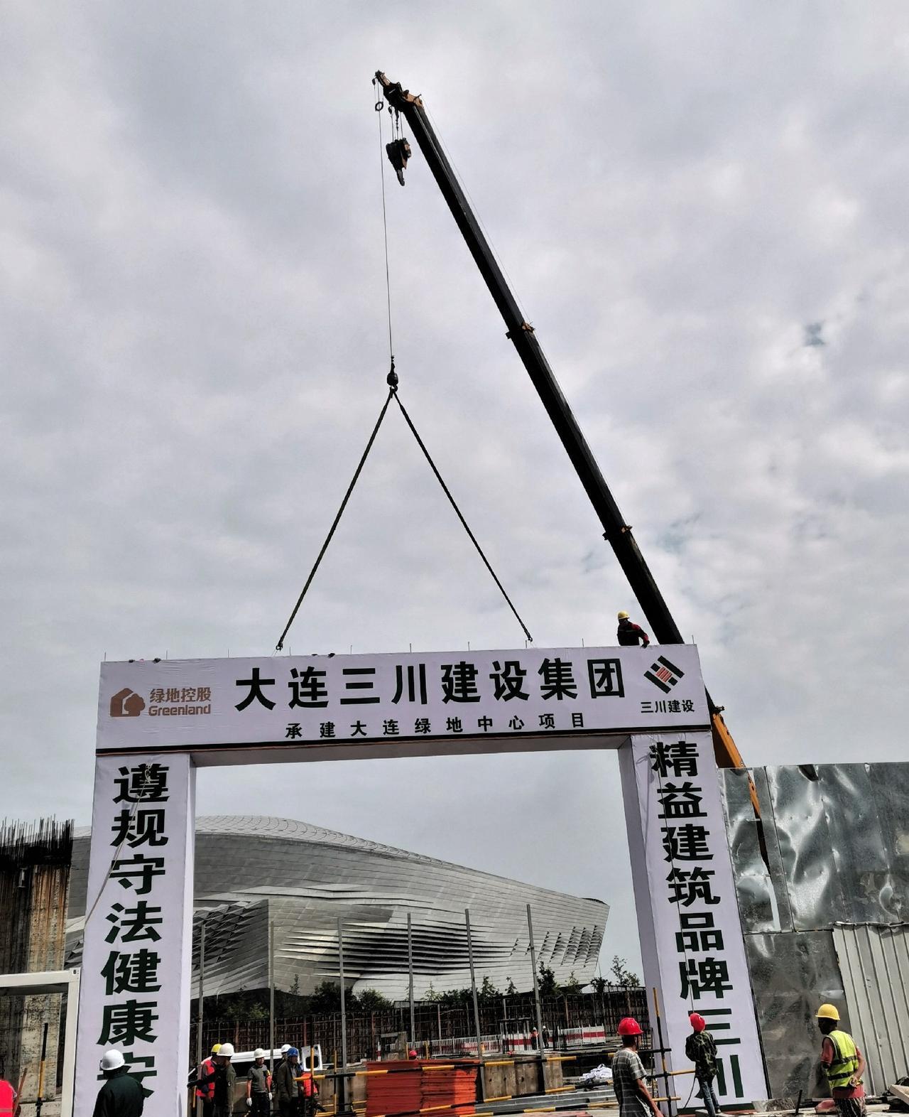 关闭将近14年的东港绿地建筑，现在已经盘活了！今天早上路过东港商务区，看见关闭