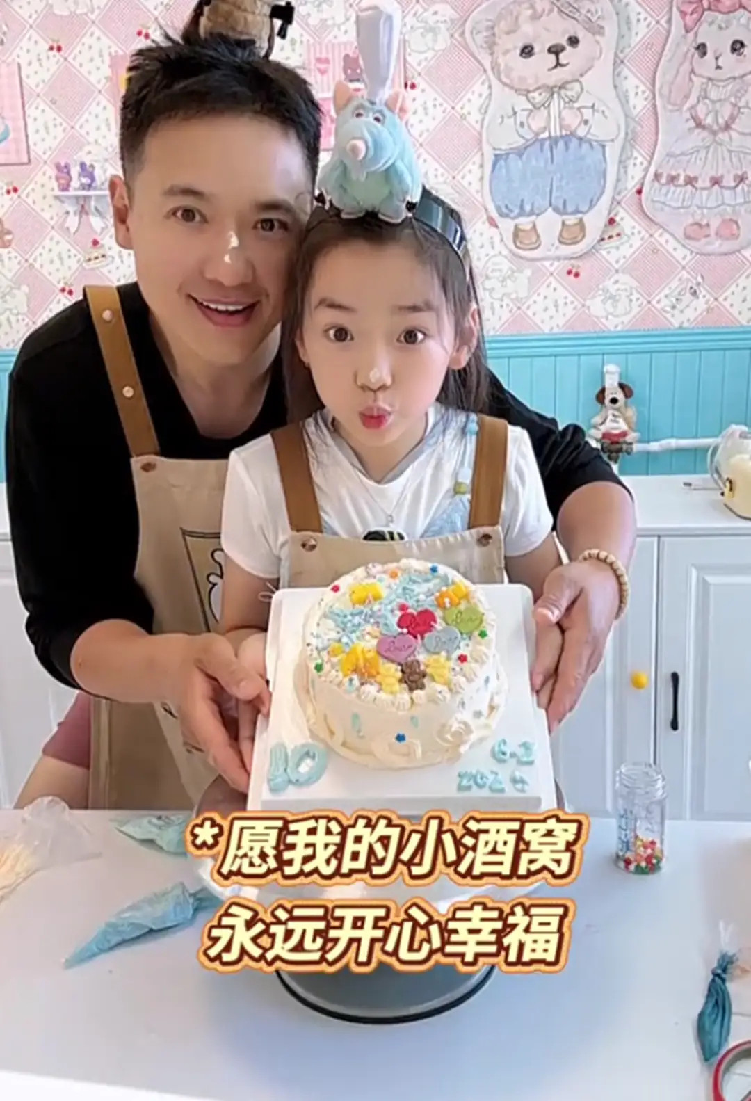 董璇再婚后与高云翔一起陪女儿，酒窝提议拍合照，三口温馨同框