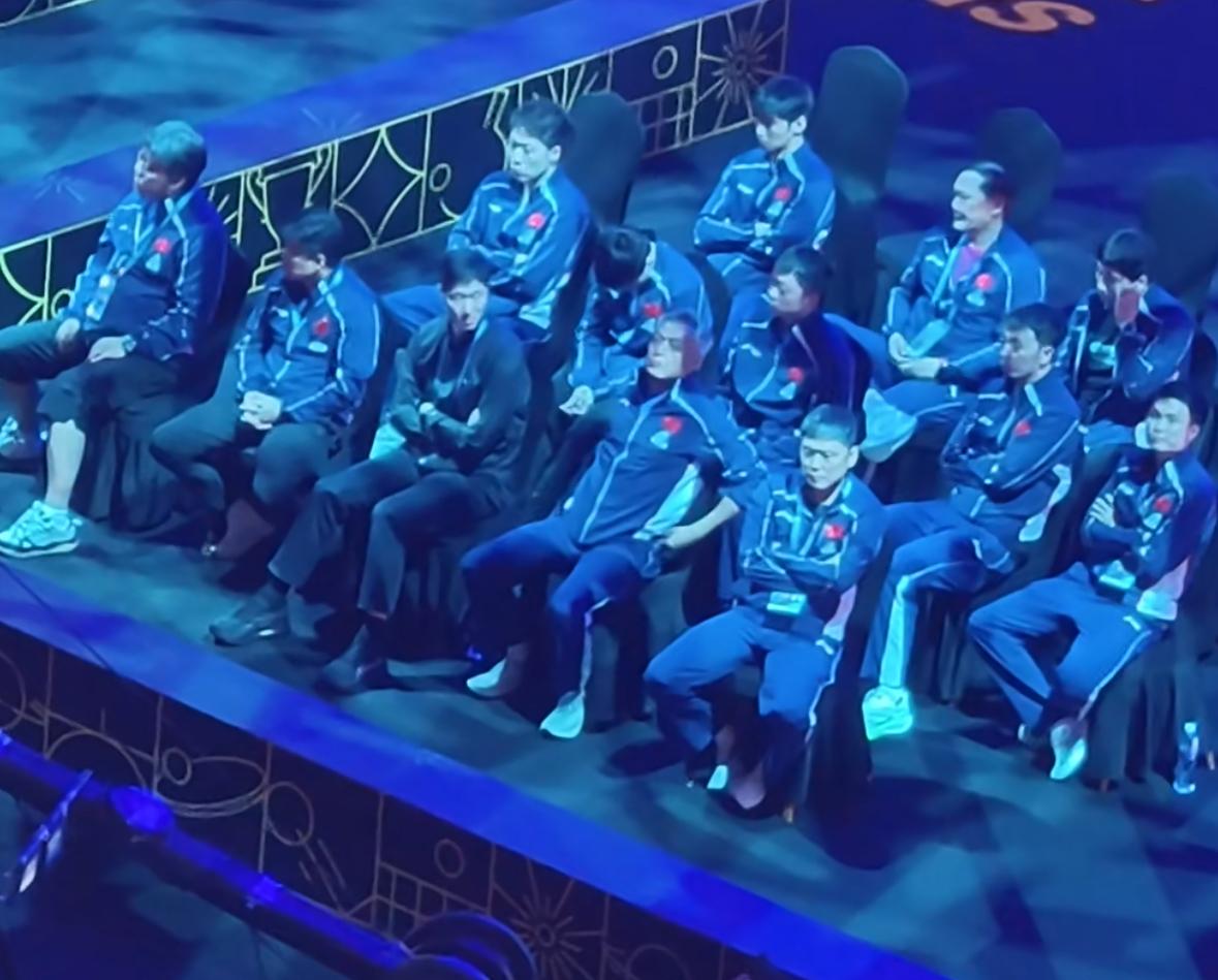 温瑞博1:4林昀儒——看台上王励勤王皓的表情都是垂头丧气😔啊！4月3日澳门