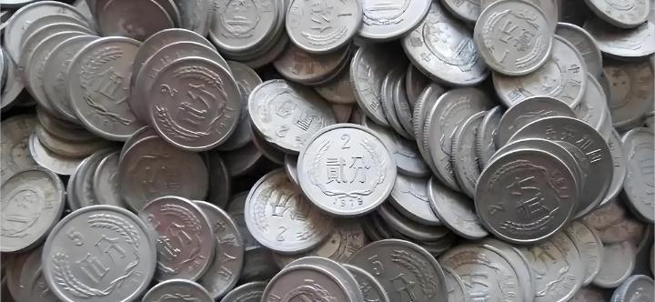 收藏市场的最新动态揭示，硬分币的价格已不再是静止的数字。1956年壹分币存世量不