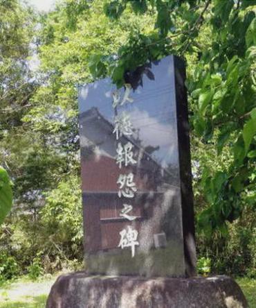 日本给蒋介石立“以德报怨碑”和“中正神社”，这事细琢磨还挺有意思。1945年日本