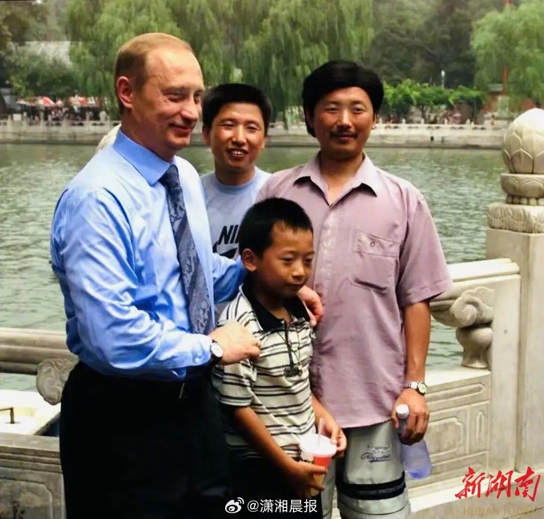 【#普京抱过的中国男孩曾赴俄罗斯留学#】#中国男孩曾说普京像邻居家大伯#时隔2