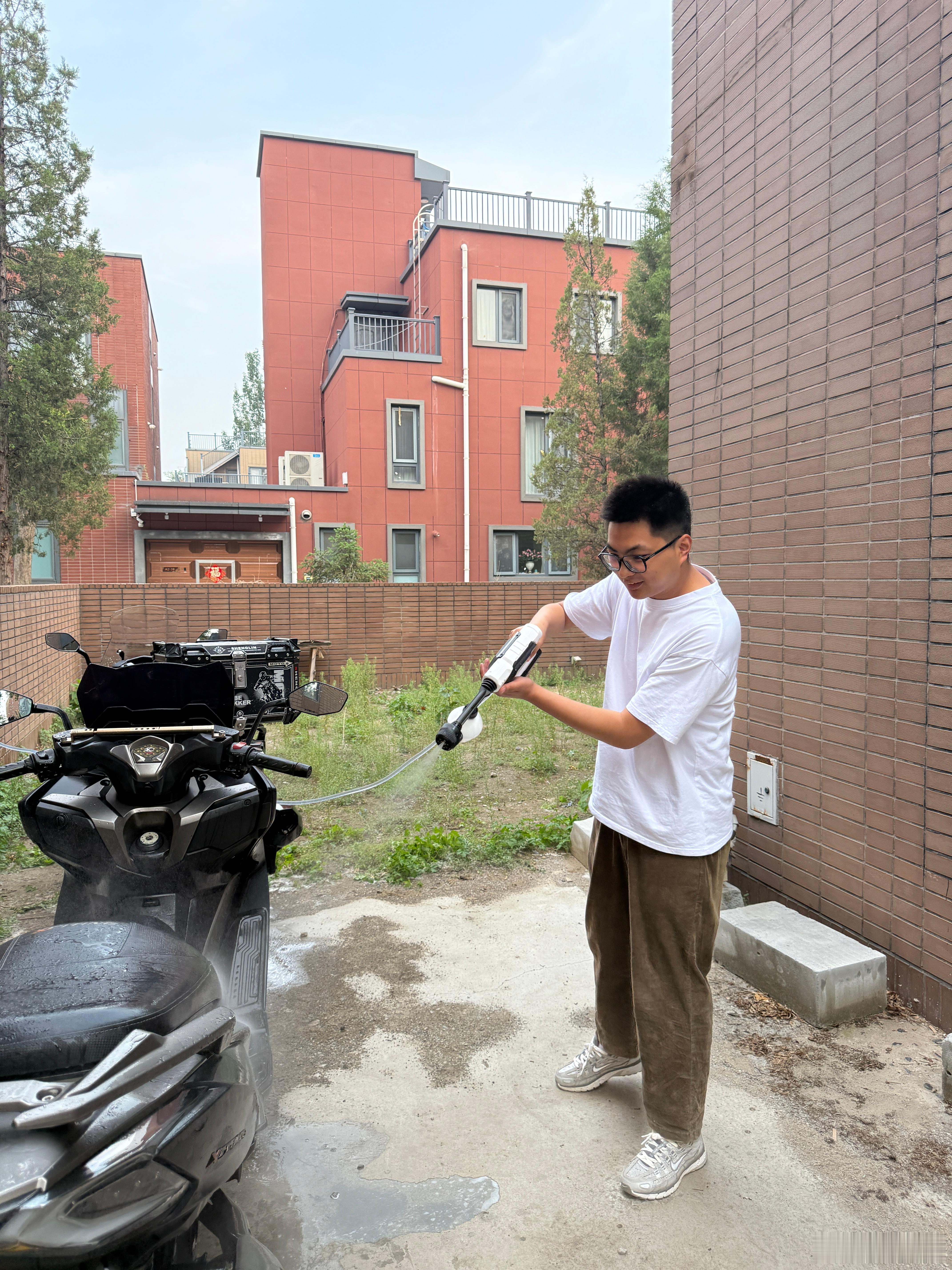 众所周知，繁星是一家国际化大公司。最近我们招了个黑人洗车工，特别爱吃炸鸡。[go
