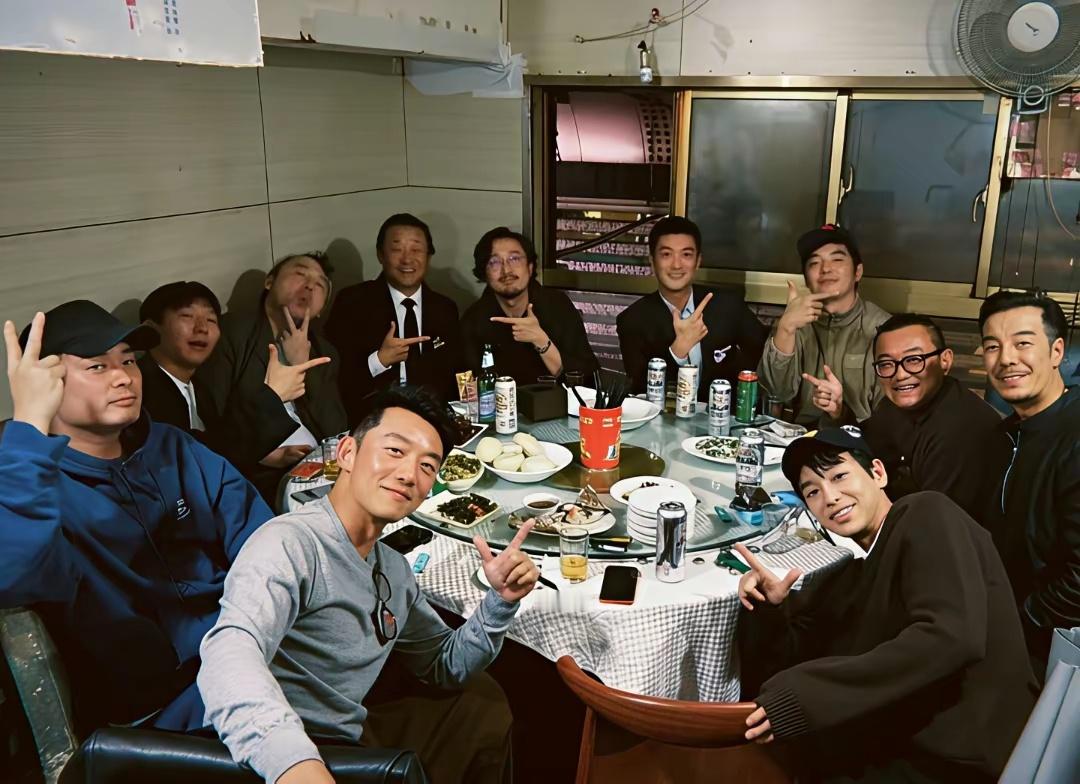 陈赫，王传君，金世佳爱情公寓同框。80聚餐看环境这个饭店对他们有不同的意义，有特