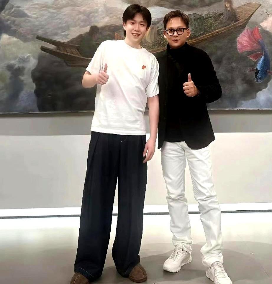 王楚钦白T雪地靴同框，帅出新高度白T黑裤雪地靴，王楚钦把训练场穿成秀场。粉