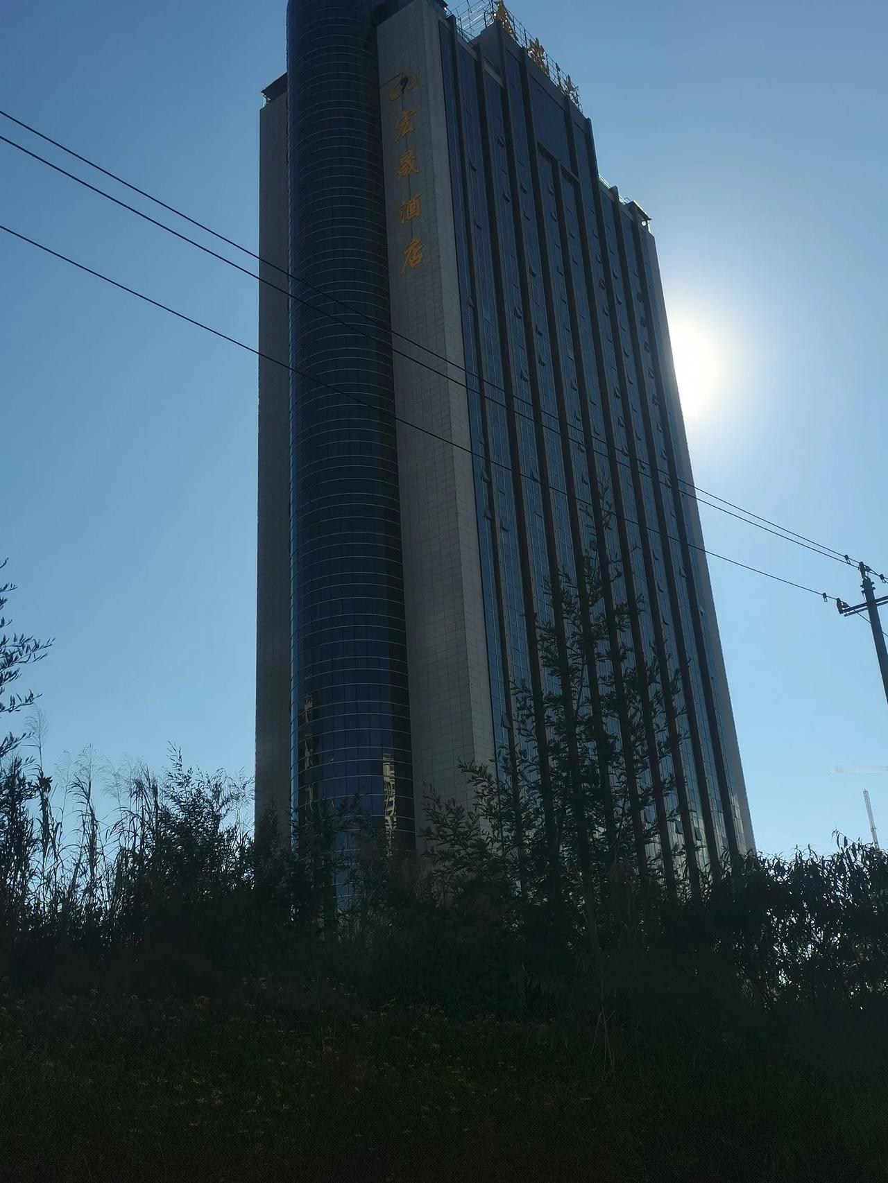 鑫盛达盛宏国际酒店昆明呈贡斗南花市旁的一家五星级酒店，也是云南唯一一家清真为表