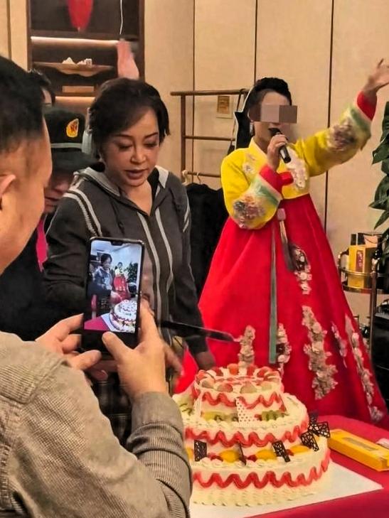 75岁刘晓庆上海庆生现场曝光！一改往日奢华风，素颜简装现身酒店宴席，面容难掩岁月