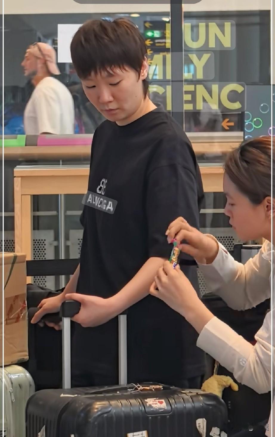 王曼昱从瑞典回北京了！只见拿到冠军的鳗鱼心情大好，大奖杯也拿在身边，和队友白