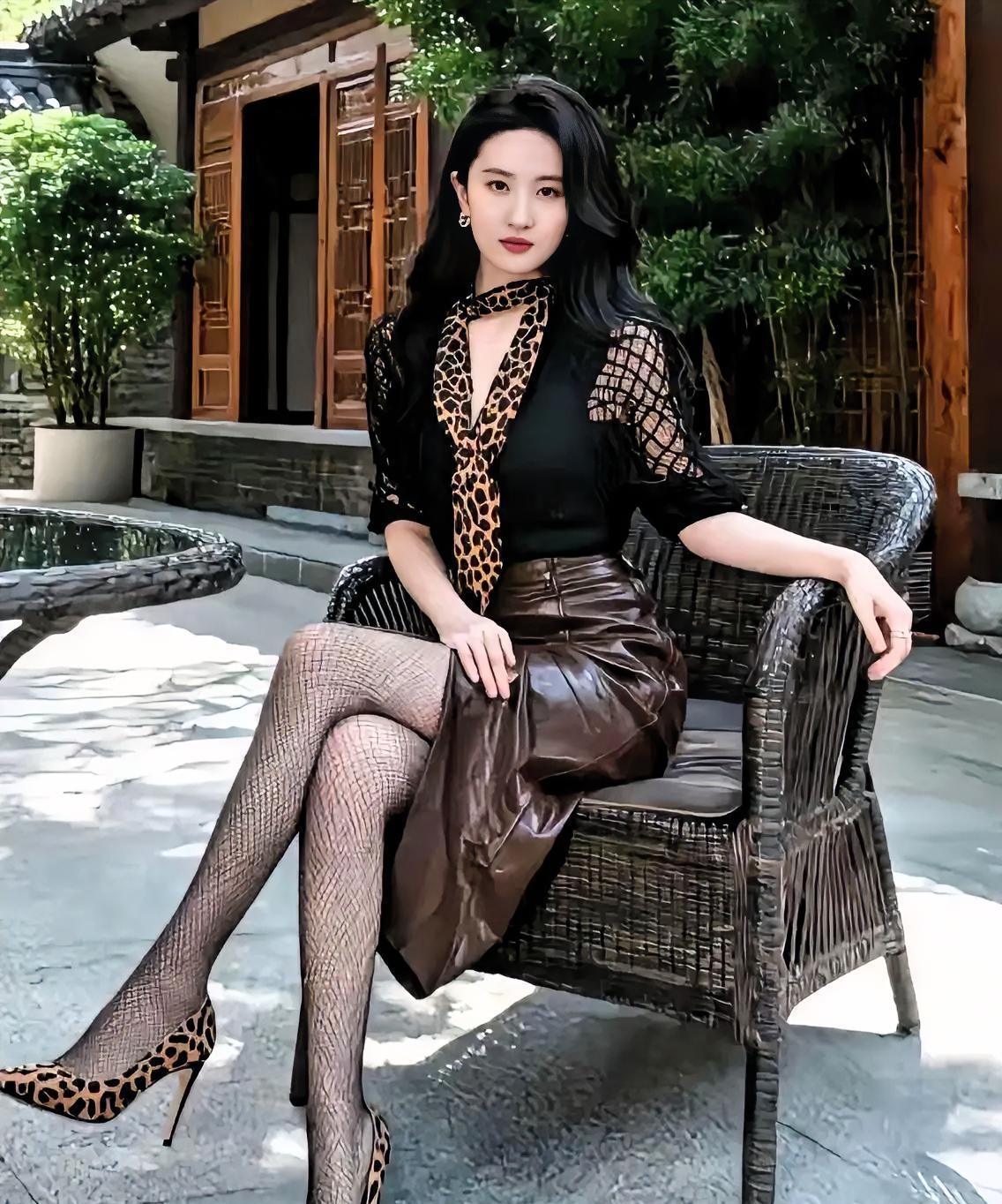 豹纹丝巾、网袜配皮裙，把性感和优雅平衡得恰到好处，黑发披肩衬得五官更精致，坐在藤