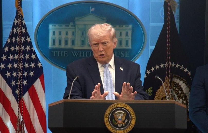 不要再猜测特朗普没露面的原因了，当地时间的4月6日，在白宫举行的新闻发布会上，美