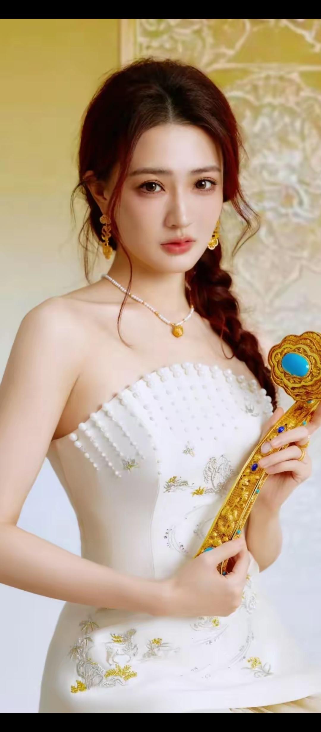 优雅古风少女，手持华丽玉簪，尽显古典美！