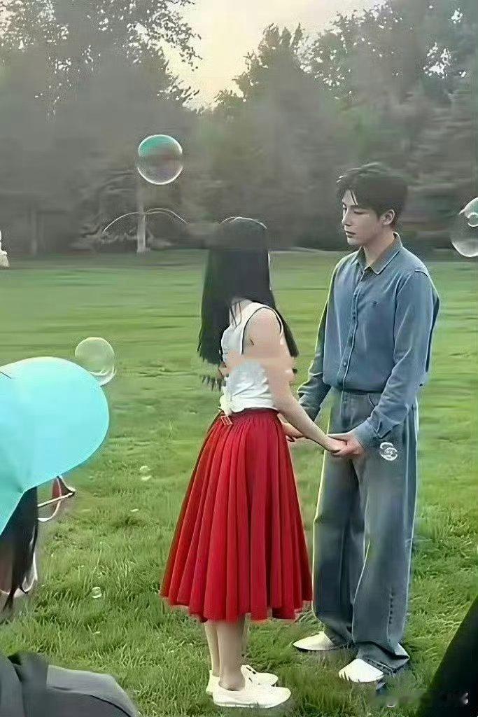 这是什么短剧啊，配置这么惨，女主瘦的裙子最小码都要用夹子夹住……