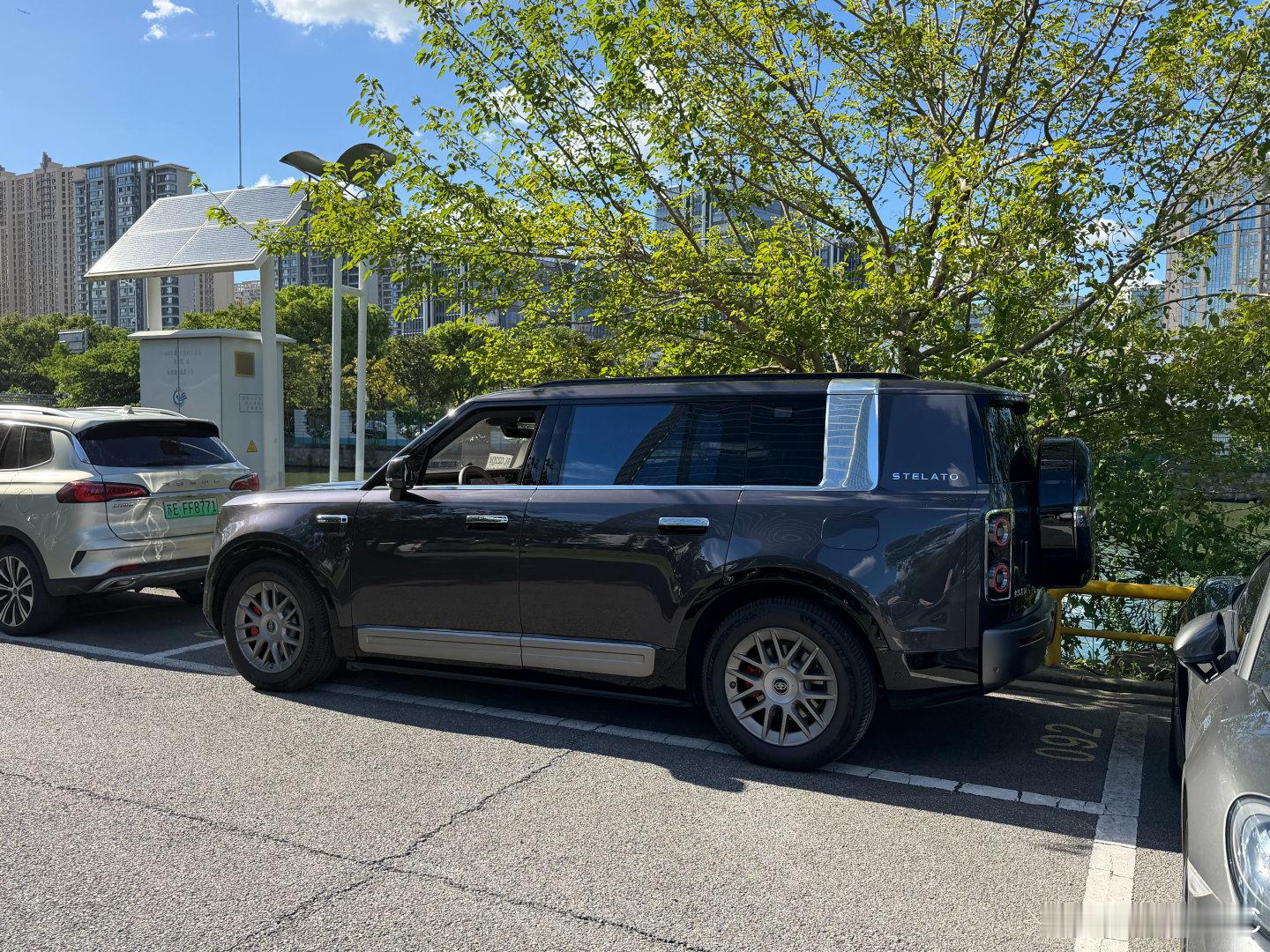 终于也是开上了，比硬派更豪华的越野车。平时很少开这种带小书包的方盒子，还是建议给配上电子的内后视镜，