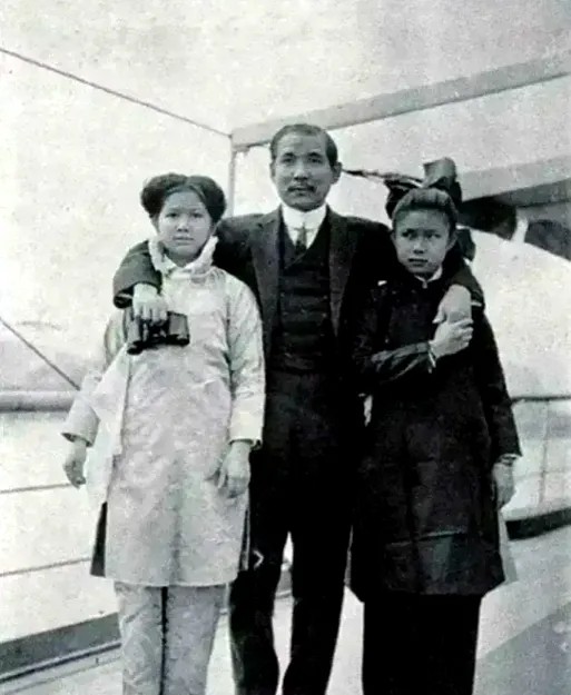 这张照片展示了孙中山先生和他鲜为人知的两个美丽女儿孙娫和孙婉。很遗憾，孙中山先生