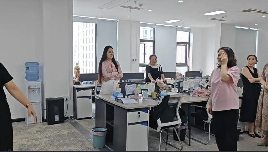 公司一名高级销售经理要离职了，他手里还有之前出差垫付的两万多块钱没报...人家离
