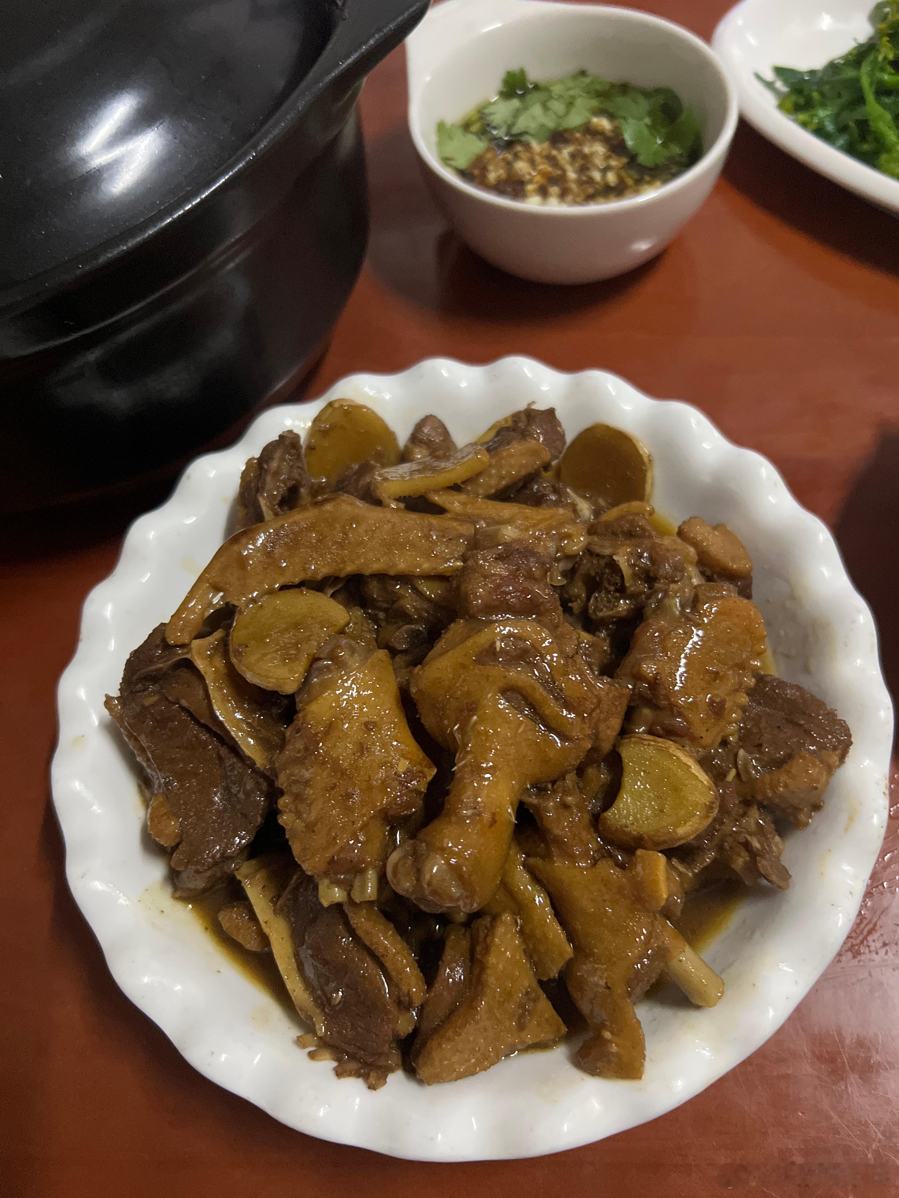 晚餐啤酒鸭，白切五花肉，蘸料是：沙姜香菜麻油生抽，白灼菜心，菜干眉豆
