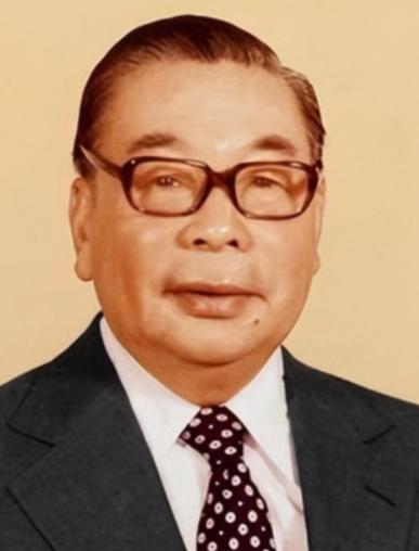 1996年，李登辉上台后撤掉蒋氏父子的陵墓守卫，并且让人大肆破坏蒋介石的雕像，宋