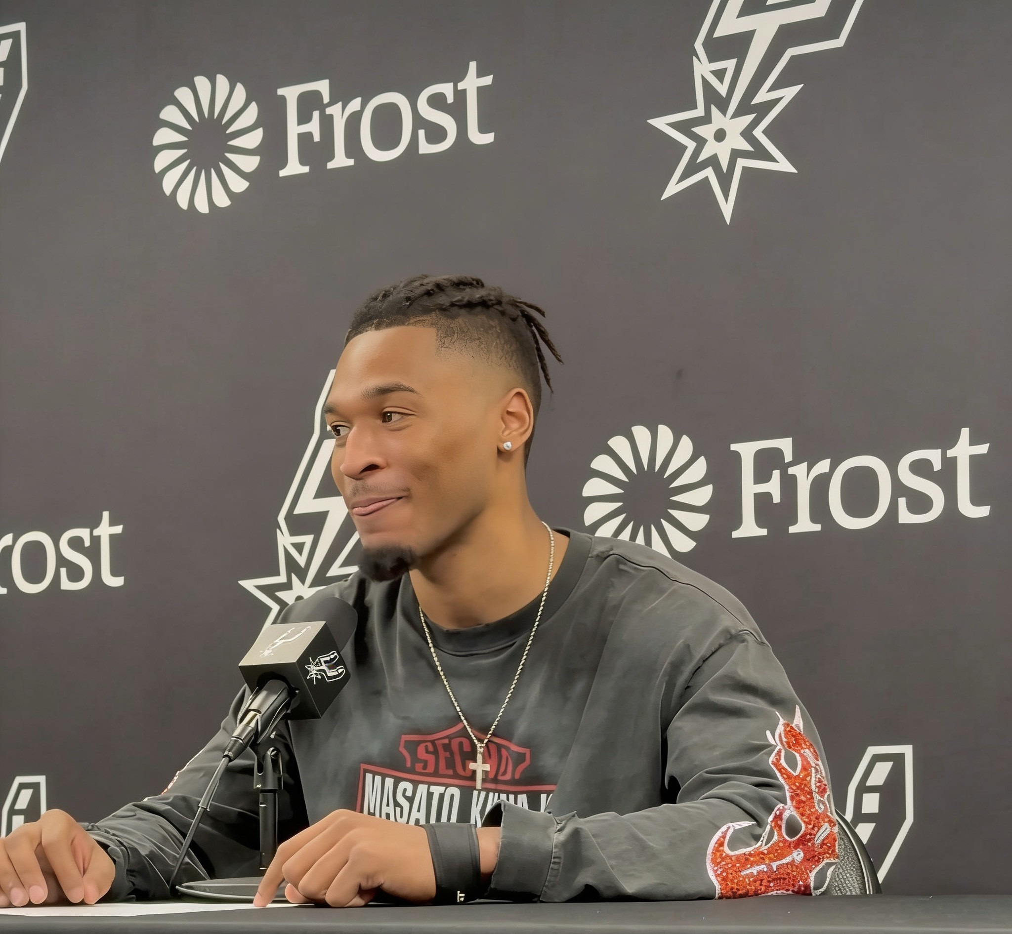 哈珀:卡哥，多少得剃一点吧？卡斯尔赛后谈到自己是否会剃光头:“我可不剃，他们知道