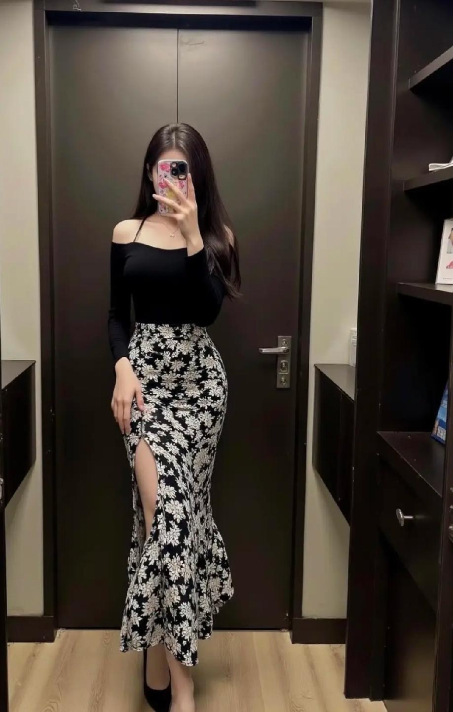 你说是裙子好看，还是这女孩子长得好？裹臀高腰碎花短裙，配紧身黑吊带，把曼妙玲