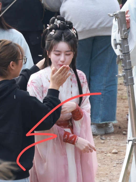 李凯馨敢如此“糊”作非为，和她强大的背景分不开，我去查了一下，她老妈是新加坡